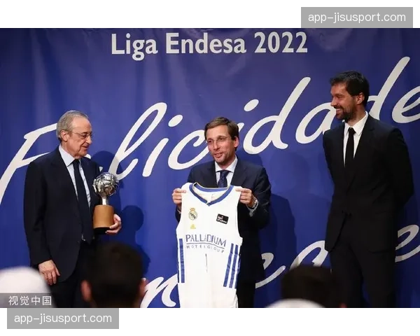 马德里市政厅在丰收广场设置巨型屏幕，供球迷观看皇马客场对阵拜仁的比赛。