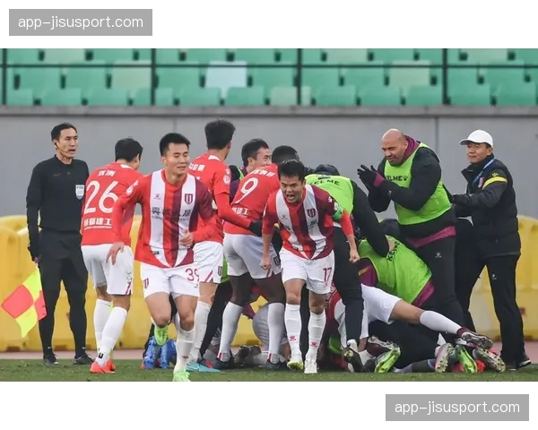 成都蓉城球员直接任意球击中横梁,错失扳平良机 成都蓉城球员直接任意球击中横梁,错失扳平良机